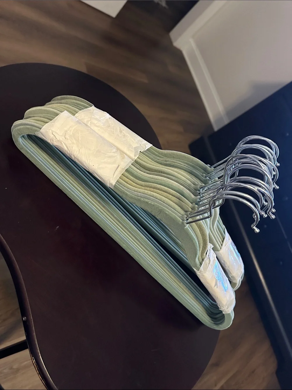 Premium Non-Slip Velvet Closet Hangers in Sage Green (Set) 20